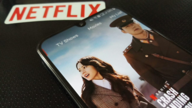 Menonton drama Korea di Netflix.