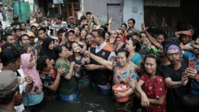 Gubernur DKI Anies Baswedan saat kunjungi korban banjir Jakarta