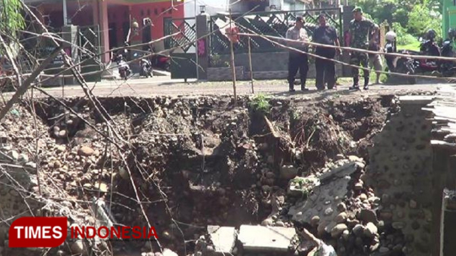 Muspika Kecamatan Besuk meninjau lokasi ambrolnya bangunan plengsengan sungai. (FOTO: Dicko W/TIMES Indonesia)