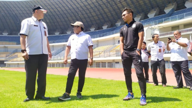 Wakil Wali Kota Bandung, Yana Mulyana saat meninjau kondisi Stadion GBLA.