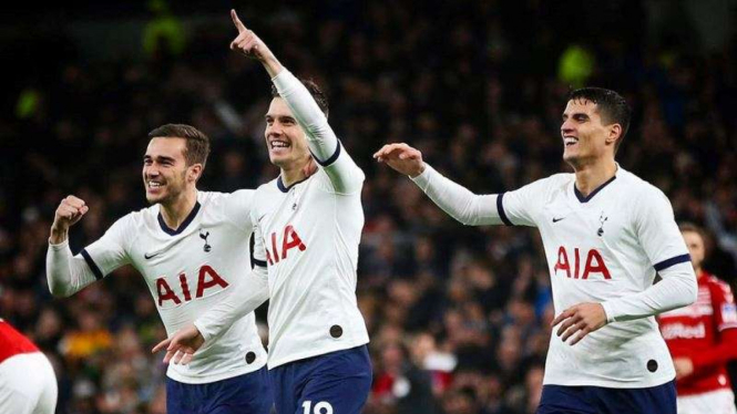 Para pemain Tottenham Hotspur merayakan gol Giovani Lo Celso (tengah)