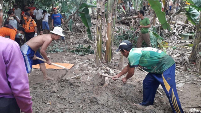 Korban hanyut di Sungai Cidurian, Bogor, ditemukan tertimbun longsor.