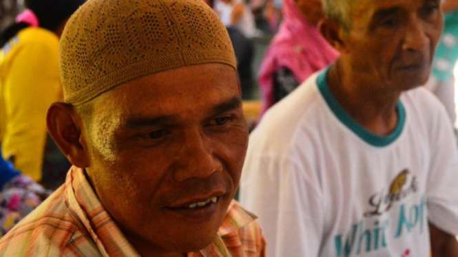 Nurhedi kehilangan istri dan anaknya yang tertimbun tanah longsor di kampung Cigobang, provinsi Banten.