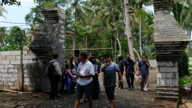 Sejumlah pengunjung berada di gapura pintu masuk komplek Keraton Agung Sejagat di Kabuputen Purworejo, Jawa Tengah.