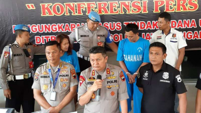 Polisi menunjukkan dua pelaku penipuan yang mengaku sebagai raja dan ratu Keraton Agung Sejagat di Markas Polda Jawa Tengah, Semarang, Rabu, 15 Januari 2020.