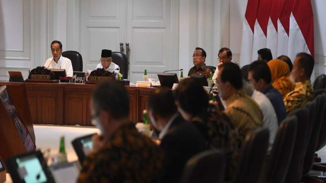 Presiden Joko Widodo memimpin rapat terbatas Omnimbus Law di Kantor Presiden, 