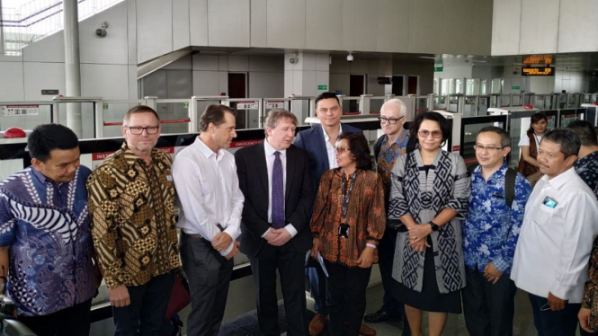 Delegasi Inggris mengunjungi transportasi publik di Jakarta