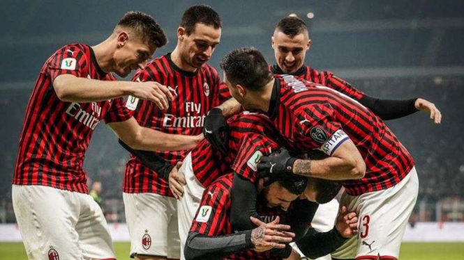 Para pemain AC Milan merayakan gol 