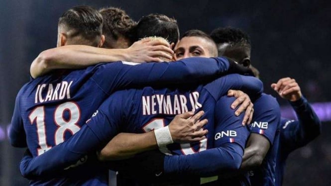 Para pemain Paris Saint-Germain (PSG) merayakan gol Neymar