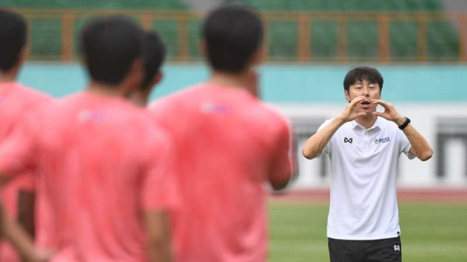 Pelatih Timnas Indonesia, Shin Tae-yong, tengah memberi arahan