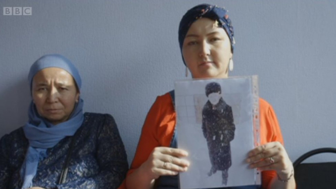 Dibantu kelompok hak asasi manusia Atarjut, Muslim Kazakh berkampanye mencari anggota keluarga mereka yang masih hilang. - BBC