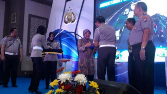 Wali Kota Surabaya Tri Rismaharini di Markas Polda Jatim di Surabaya