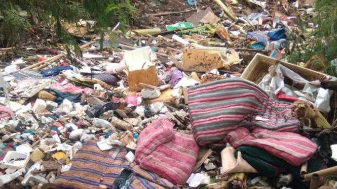 Sampah di Kali Jambe, Kabupaten Bekasi, Jabar, Kamis, 16 Januari 2020.