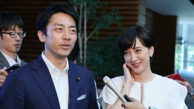 Shinjiro Koizumi menikah dengan Christel Takigawa, seorang presenter berdarah Prancis-Jepang. - AFP/Getty Images