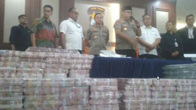 Polisi beberkan barang bukti uang ratusan miliar dan tersangka investasi MeMiles