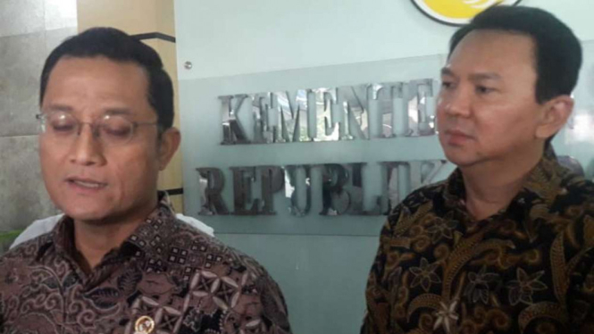 Menteri Sosial Juliari P Batubara dengan Komisaris Pertamina Basuki T. Purnama.