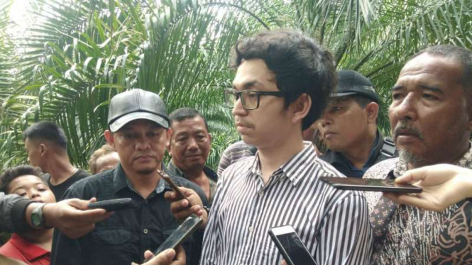 Rajid, putra Hakim Jamaluddin saat diwawancara para wartawan.