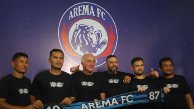 Pelatih Arema FC, Mario Gomez dan ofisial pelatih