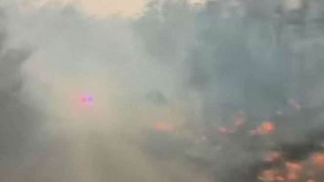Mobil pemadam berusaha menembus medan kebakaran hutan Australia bagai neraka