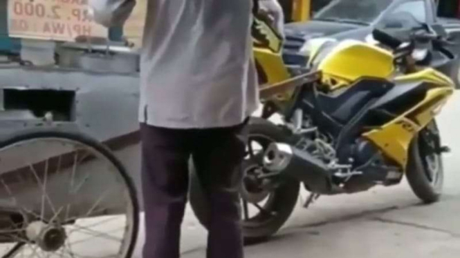 Yamaha R15 sedang viral karena dipakai jualan siomay