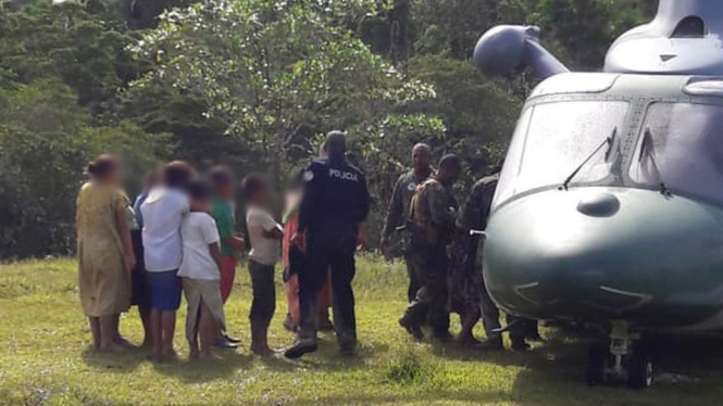 Sejumlah polisi mendekati para tersangka di wilayah NgÃ¤be-BuglÃ©, Panama. - Reuters