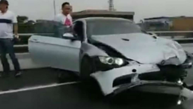 Kecelakaan Rombongan Mobil BMW di Tol Dalam Kota.