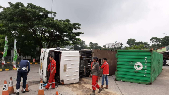 Truk terbalik di rest area tol Cipularang