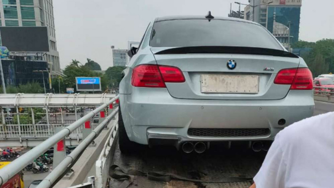 Kecelakaan Rombongan Mobil BMW di Tol Dalam Kota arah Grogol.