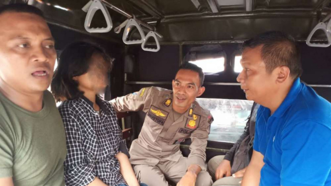 AF diamankan oleh petugas Satpol PP Depok dan dibawa ke Dinas Sosial.