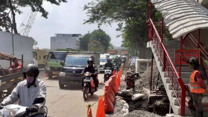 Perbaikan jalan ambles di Jalan Daan Mogot, Tangerang, Sabtu, 18 Januari 2020.