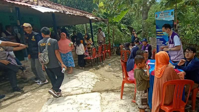 Posko pengobatan gratis di Kampung Paniis, Lebak, Banten.