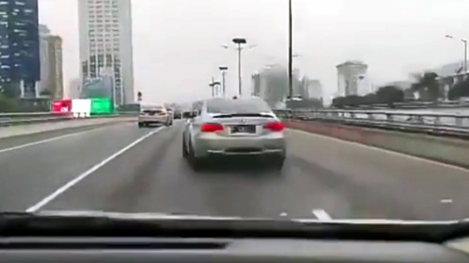 BMW kecelakaan di tol Dalam Kota