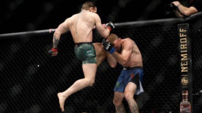 Conor McGregor saat berhadapan dengan Donald Cerrone.