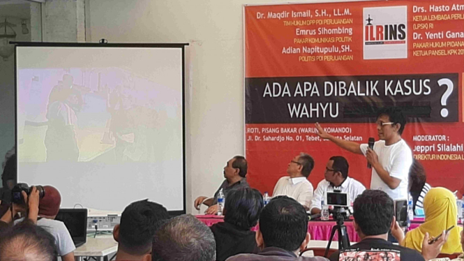 Politikus PDIP Adian Napitupulu putar video rekaman. 