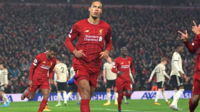 Bek Liverpool, Virgil van Dijk rayakan gol.