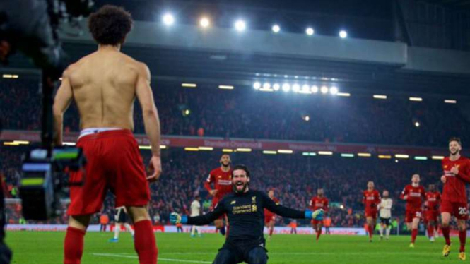 Pemain Liverpool, Mohamed Salah dan Alisson Becker rayakan gol.