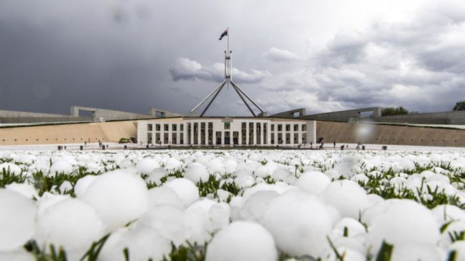 Hujan disertai es berukuran besar telah turun dengan lebat di Canberra dan merusak sejumlah mobil serta kaca gedung.