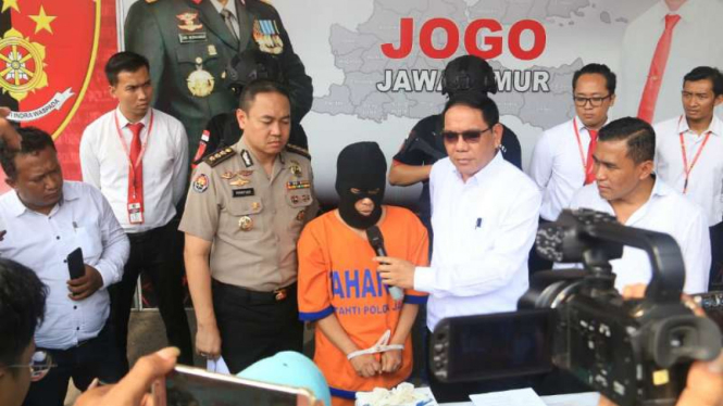 Polisi memperlihatkan tersangka pencabul anak, Mami Hasan, dan barang bukti di Markas Polda Jatim di Surabaya pada Senin, 20 Januari 2020.