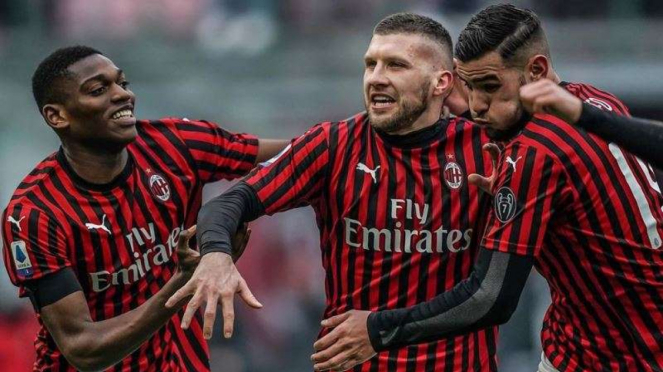 Gelandang AC Milan, Ante Rebic, (tengah), melakukan selebrasi