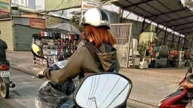 Pengendara motor wanita.