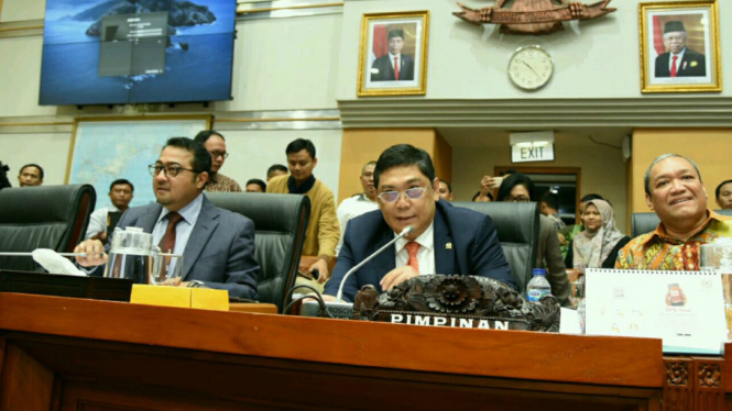 Wakil Ketua Komisi I DPR RI Teuku Riefky Harsya (kiri)