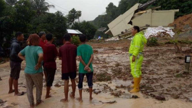 Longsor bikin jalan lintas Sumatera putus total.