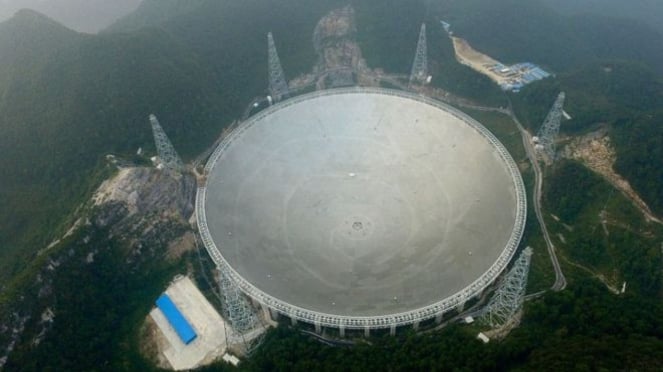 Mata Langit, teleskop FAST terletak di pegunungan China bagian selatan.