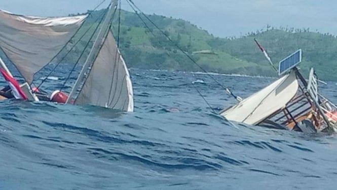 Kapal rombongan wartawan presiden terbalik di Labuan Bajo