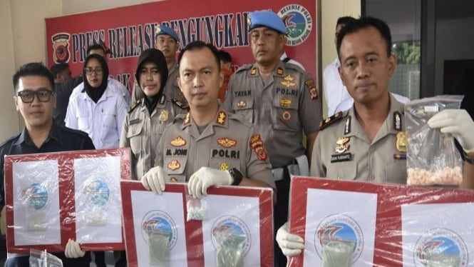 Polres Bogor menunjukkan bukti kasus narkoba sabu dan ekstasi 