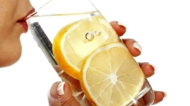 Minum air jeruk lemon.