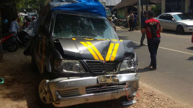 Mobil Patroli Polisi Hantam Mobil dan Sepeda  Motor  di Malang 