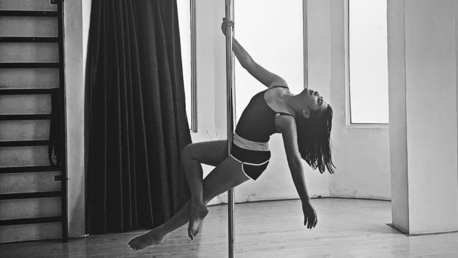 Prilly Latuconsina latihan pole dance