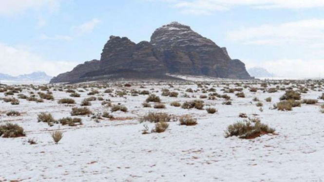 Fenomena tak biasa, salju tutupi gurun di Saudi