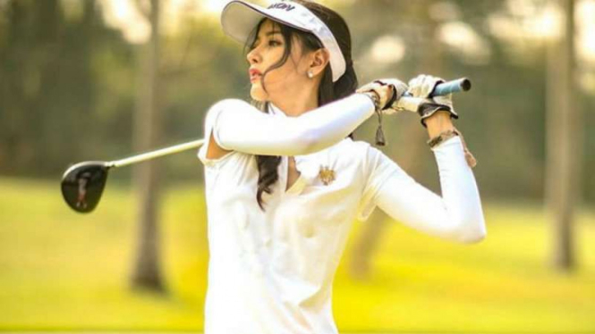 Gaya pramugari Siwi Widi alias Siwi Sidi bermain golf diunggah di Instagram
